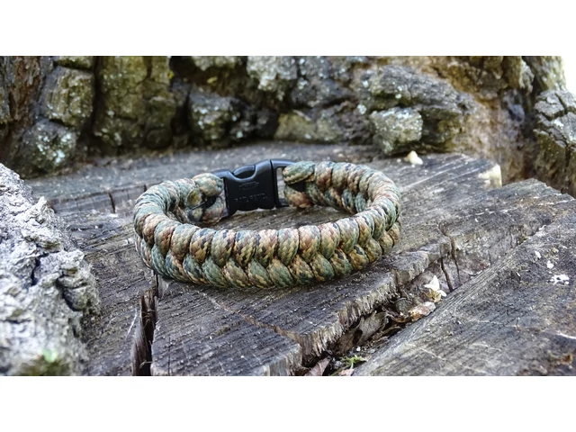 Paracord Fishtail karkötő - Erdő terep