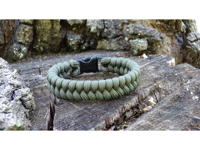 Paracord Fishtail karkötő - Oliva zöld